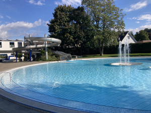 Badi - Gartenbad beim Schloss Bottmingen